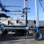 Die 12 Tonnen schwere La Bonita auf dem Kran