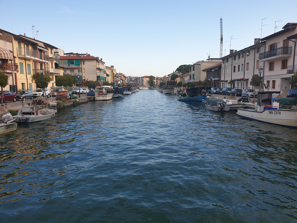 Grado_Canal_in_die_Altstdtmarina